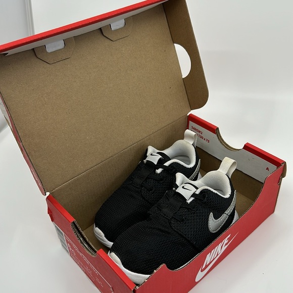 Black Nike Roshe One Shoes size 6C - Picture 5 of 6